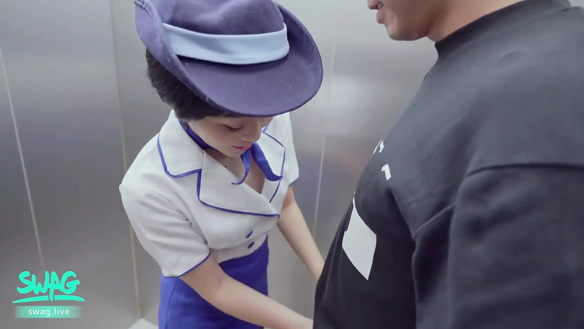 操电梯女士在购物中心