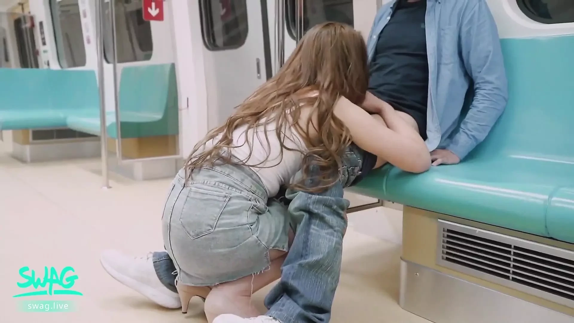 地铁陌生人把我变成了一个荡妇