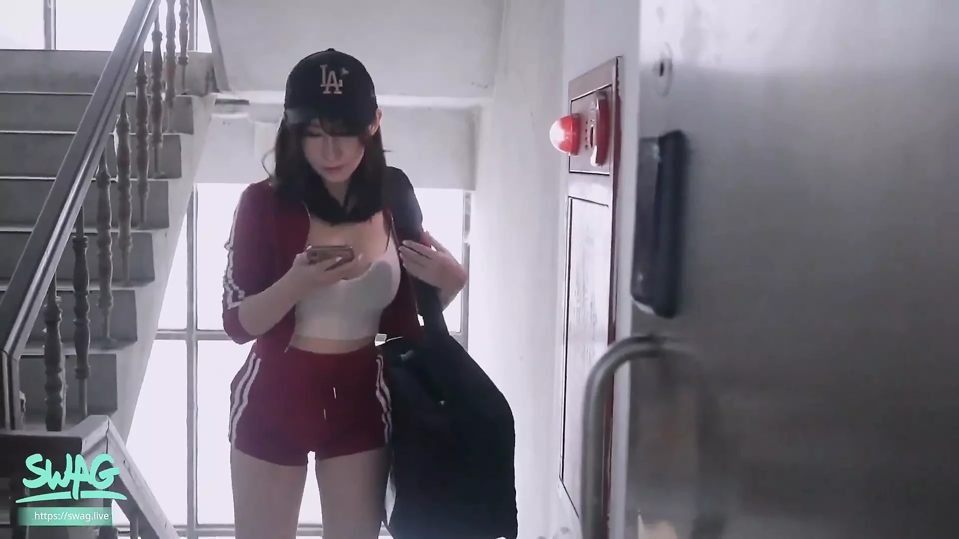 饥渴情侣邀请送货进入肮脏的三人行